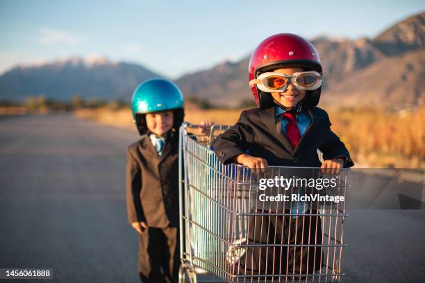 giovani piloti d'affari - helmet cart foto e immagini stock