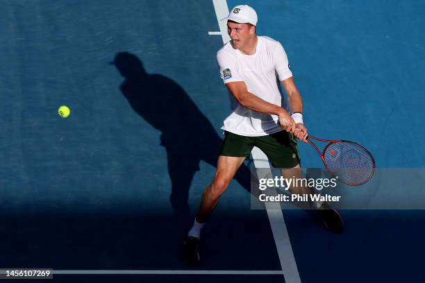 Jenson Brooksby of the USA plays a backhand in his mens singles semi final against Cameron Norrie of Great Britain during day five of the 2023 ASB...