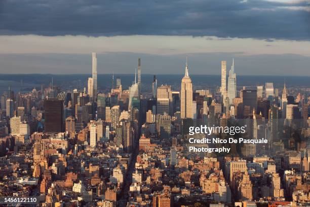 aerial cityscape of new york city at sunset, usa - nico de pasquale photography fotografías e imágenes de stock
