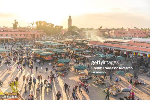 djemaa el fna square, marrakech, morocco - marrakesh stockfoto's en -beelden