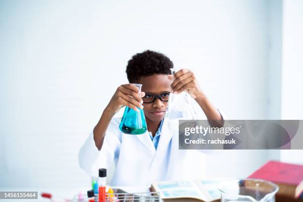 教室での理科実験 - 科学者　子供 ストックフォトと画像