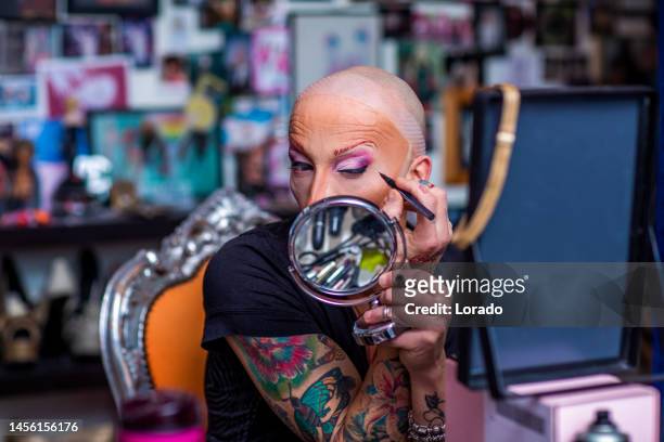 drag queen applying make-up whilst preparing - drag queen stockfoto's en -beelden