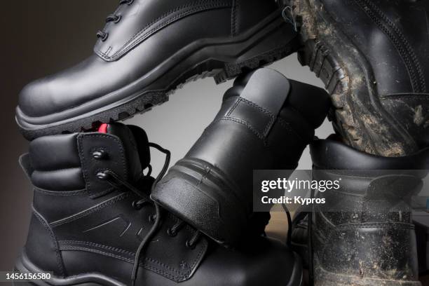 black leather safety boots - botas de cuero fotografías e imágenes de stock