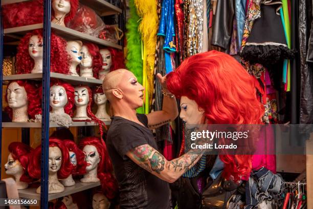 drag queen choosing a wig for a performance - peruca estilo de cabelo imagens e fotografias de stock