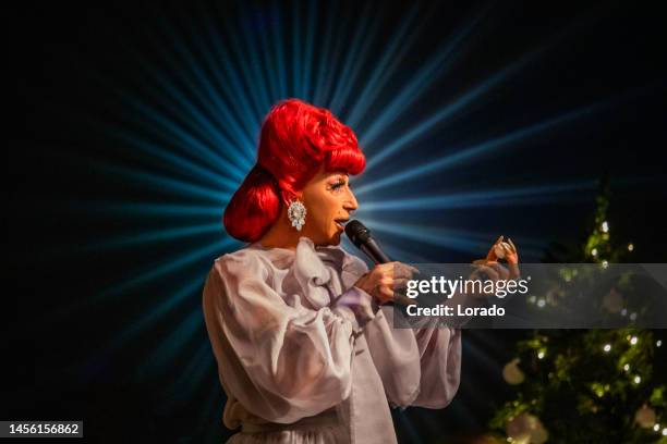 drag queen compering an evening performance - diva människoroll bildbanksfoton och bilder