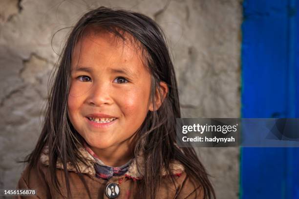 portrait of tibetan little girl, mount everest national park, nepal - tibetan ethnicity imagens e fotografias de stock
