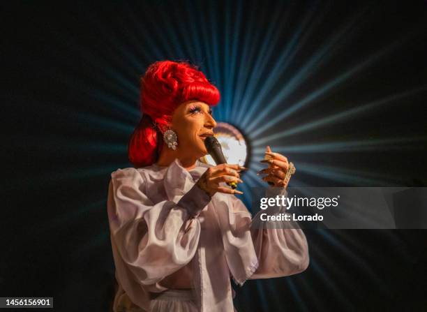 drag queen compondo uma apresentação noturna - beautiful transvestite - fotografias e filmes do acervo