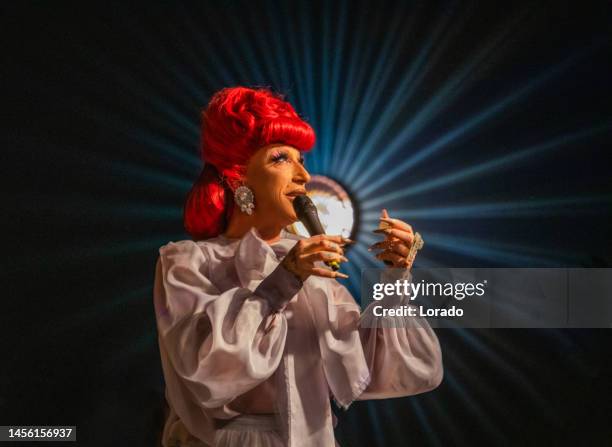drag queen bei einer abendvorstellung - drag queen stock-fotos und bilder
