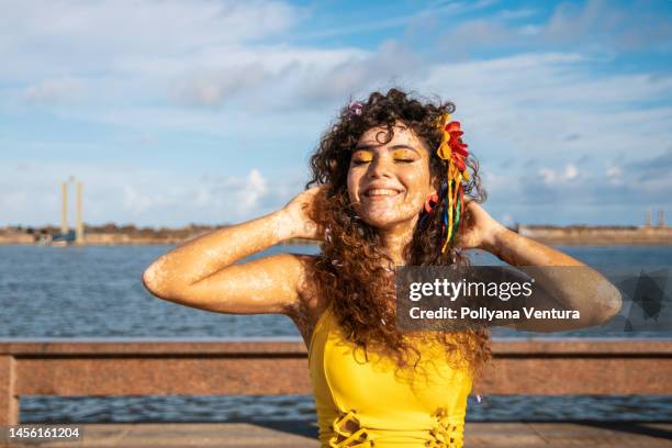 authentisches porträt einer schönen jungen frau - vitiligo stock-fotos und bilder