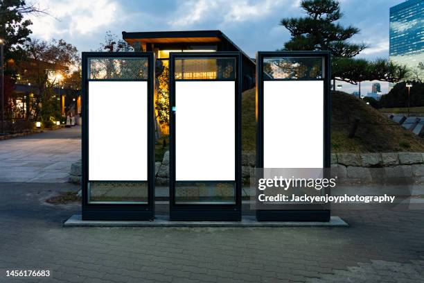bus stop with billboard - cartaz-do-ponto-de-ônibus - fotografias e filmes do acervo