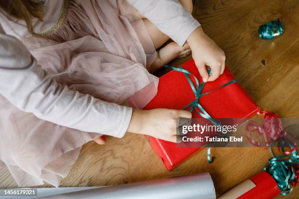 a child wrapping a зкуыуте - lint strik stockfoto's en -beelden