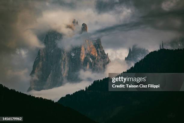 misterious mountain covered by clouds - nationalpark sarek stock-fotos und bilder