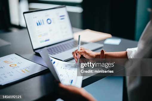 Foto ravvicinata delle mani della donna che scrivono rapporto su un foglio nel caffè Foto ravvicinata delle mani della donna che scrivono rapporto su un foglio nel caffè