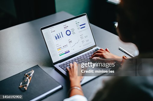 Nahaufnahme Foto von Frauenhänden, die Geschäftsbericht auf einer Laptop-Tastatur im Café eingeben Nahaufnahme Foto von Frauenhänden, die Geschäftsbericht auf einer Laptop-Tastatur im Café eingeben