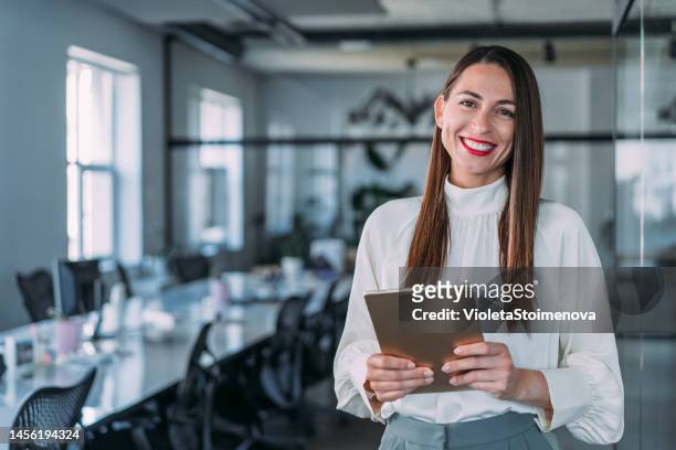 confident businesswoman in modern office. - executiva imagens e fotografias de stock