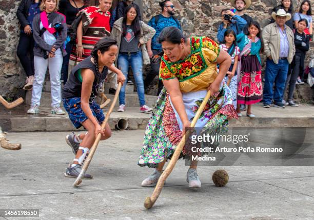 juego de pelota "uárukua ch'anakua o pasarutakua" - indigenas mexicanos fotografías e imágenes de stock