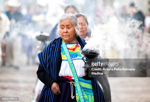 purépechas celebran el año nuevo - indigenas mexicanos fotografías e imágenes de stock