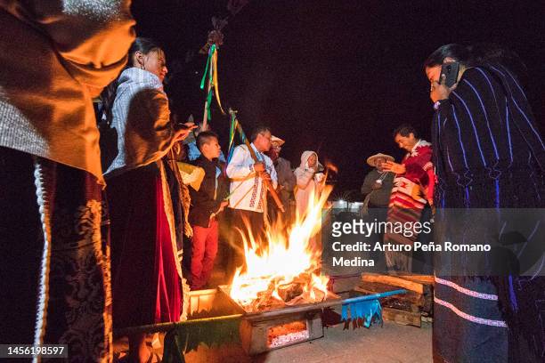 purépechas celebran el año nuevo - indigenas mexicanos fotografías e imágenes de stock
