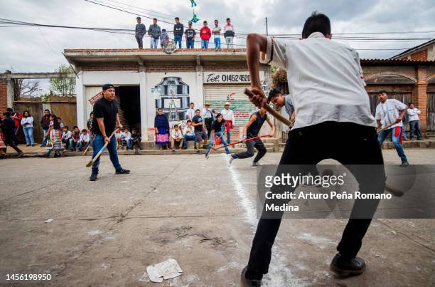 actividad ceremonial el juego de pelota "uárukua ch'anakua o pasarutakua" - indigenas mexicanos fotografías e imágenes de stock