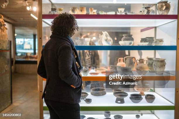visitor and ancient pottery - museum of prehistoric thera stockfoto's en -beelden