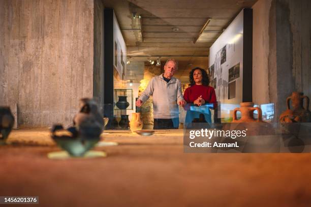 older couple at a history museum - skåp med glasdörrar bildbanksfoton och bilder