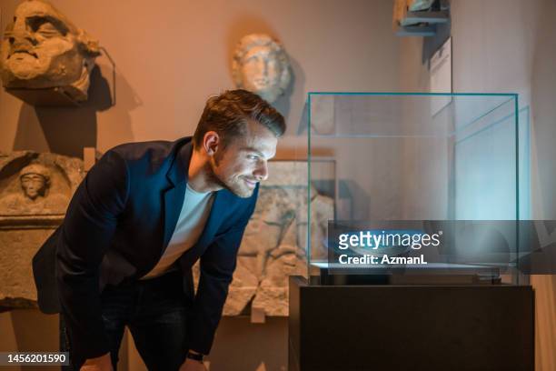 história masculina savant na exposição - antiquities - fotografias e filmes do acervo