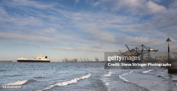 felixstowe container port cranes and ships panorama - suffolk england imagens e fotografias de stock