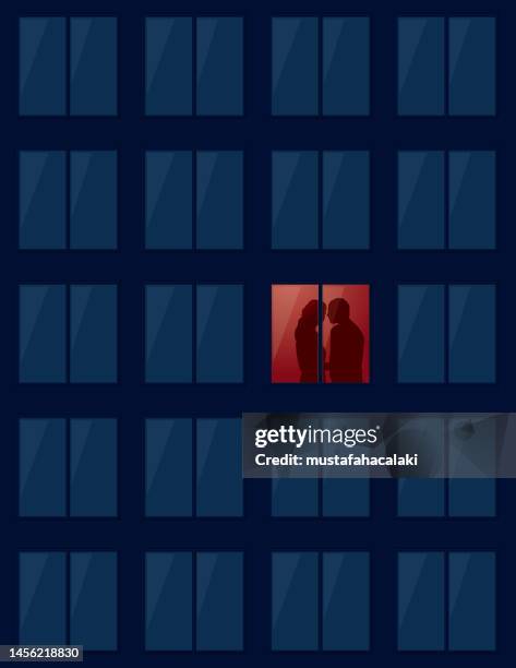 ilustraciones, imágenes clip art, dibujos animados e iconos de stock de amantes besándose en la ventana iluminada - problemas de parejas