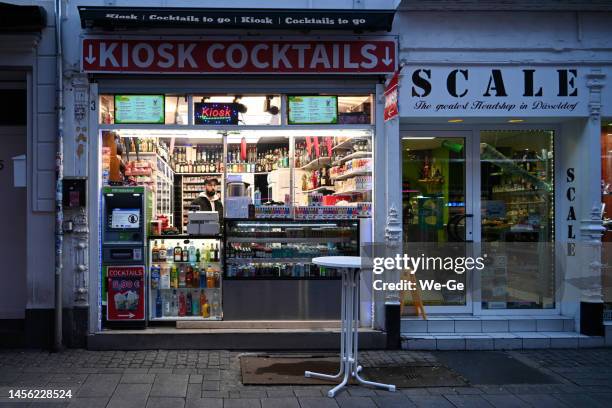 kiosk (cocktails to go) in der düsseldorfer altstadt. - kiosk stock-fotos und bilder