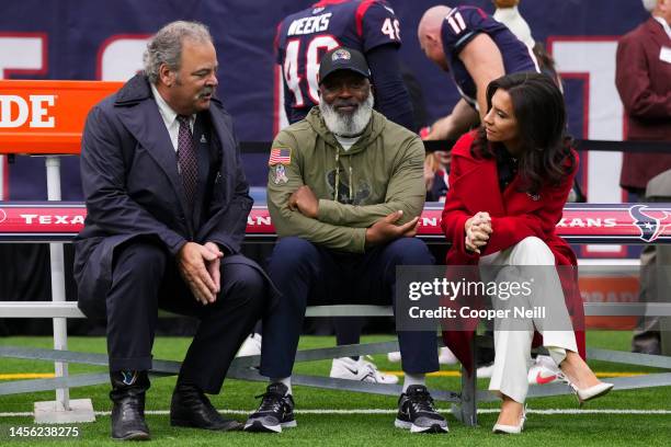 Head coach Lovie Smith of the Houston Texans speaks with owner Cal McNair and wife Hannah McNair against the Washington Commanders at NRG Stadium on...