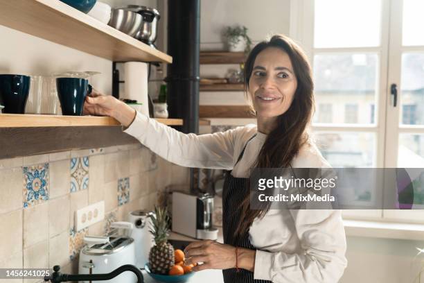 porträt einer glücklichen frau, die in ihrer küche saubere teller reibt - handwashing stock-fotos und bilder