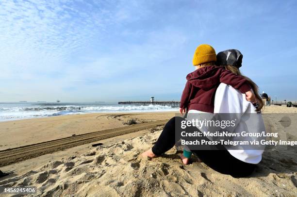 Seal Beach, CA Heather Leonard and her daughter Maggie watch as another round of big surf is hitting Southern California, not expected to cause...