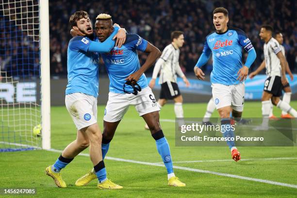 Victor Osimhen of SSC Napoli celebrates with teammates after scoring the 1-0 goal during the Serie A match between SSC Napoli_Juventus at Stadio...