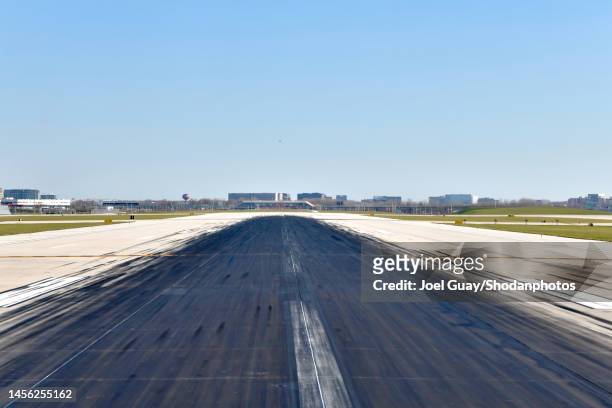black streaked runway - skid marks 個照片及圖片檔