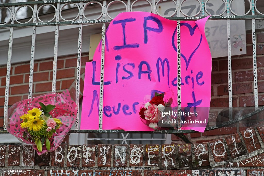 Fans Gather Outside Graceland To Pay Their Respects To Lisa Marie Presley