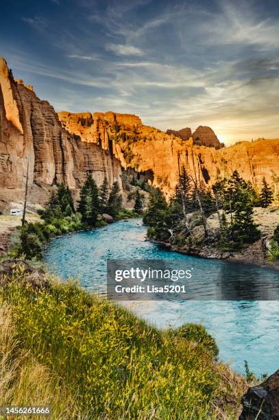 rio que atravessa uma majestosa área natural no oeste dos eua wyoming scenic - parque nacional de yellowstone - fotografias e filmes do acervo