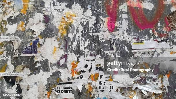 colorful detail of cracking plaster wall - affiche mur photos et images de collection