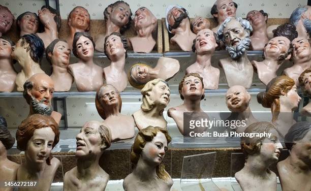 face statues to be used for traditional neapolitan nativity scenes (in italian: "presepe" or "presepio") - statue marbre photos et images de collection