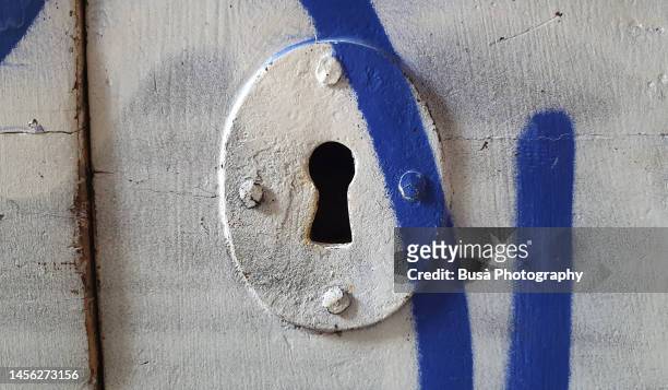 keyhole - serratura stock pictures, royalty-free photos & images