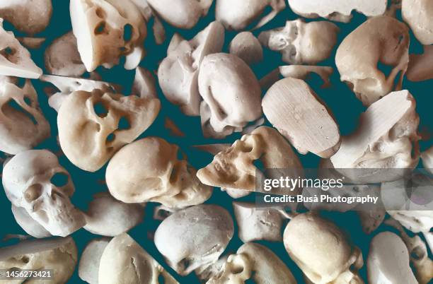 small human skull head statues - obituary stock pictures, royalty-free photos & images