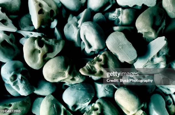 small human skull head statues (manipulated image) - murder suicide stock pictures, royalty-free photos & images