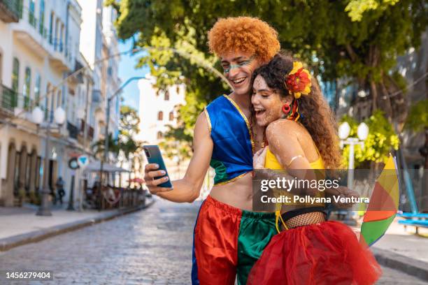 giovani adulti in videochiamata al carnevale brasiliano - brazilian carnival foto e immagini stock