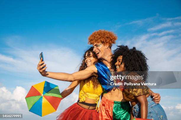 selfie di carnevale - brazilian carnival foto e immagini stock