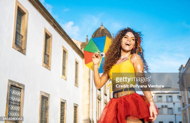 dançarino segurando um guarda-chuva frevo - carnival - fotografias e filmes do acervo