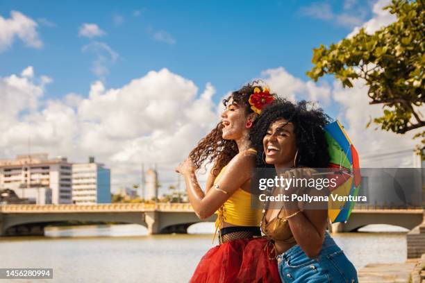 rosso carnevale - brazilian carnival foto e immagini stock