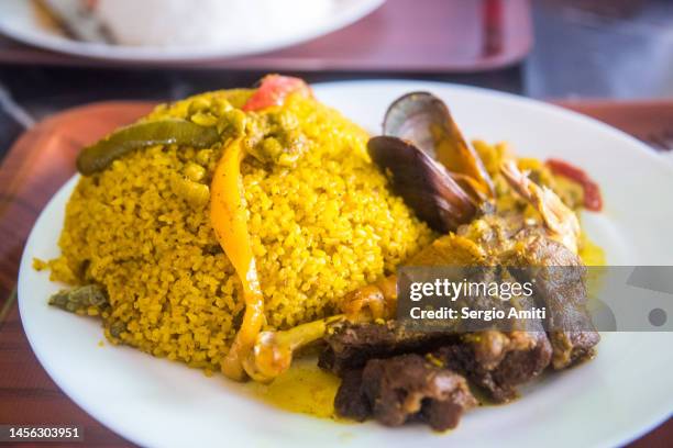 senegalese paella - westafrikanische kultur stock-fotos und bilder