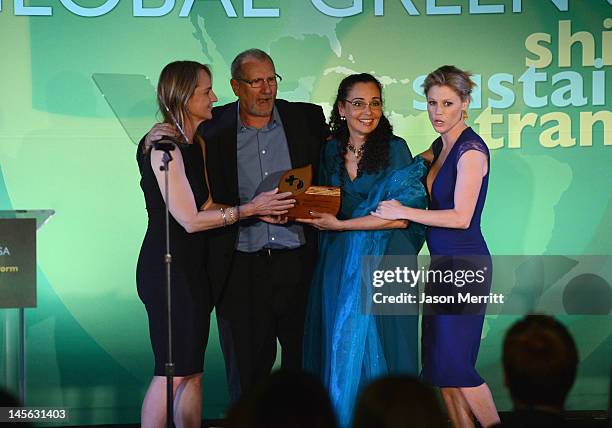 Actors Julie Bowen and Ed O'Neill, Catherine Rusoff and actress Helen Hunt attend the 16th Annual Global Green USA Millennium Awards held at Fairmont...