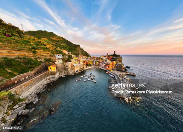 aerial drone sunset scene of vernazza is a small town in the province of la spezia, liguria, northern italy. it is the second-smallest of the famous cinque terre towns frequented by tourists. - vernazza fotografías e imágenes de stock