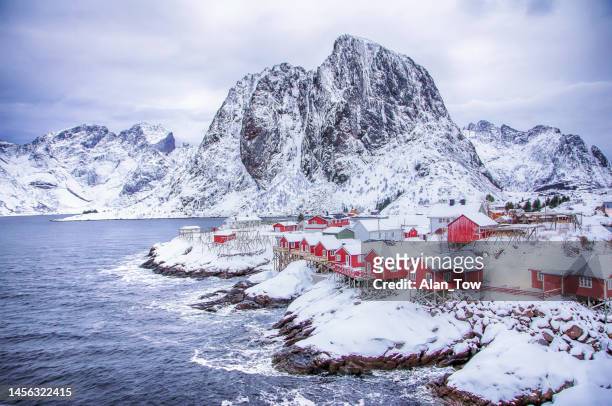 vista aérea cerca del pueblo pesquero nevado reine en lofoten, noruega - reine fotografías e imágenes de stock