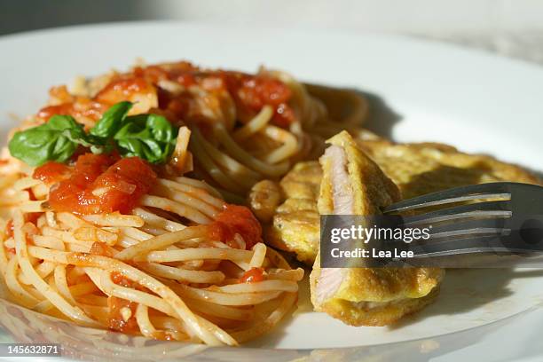 piccata alla milanese and tomato spagehtti - milanese 個照片及圖片檔